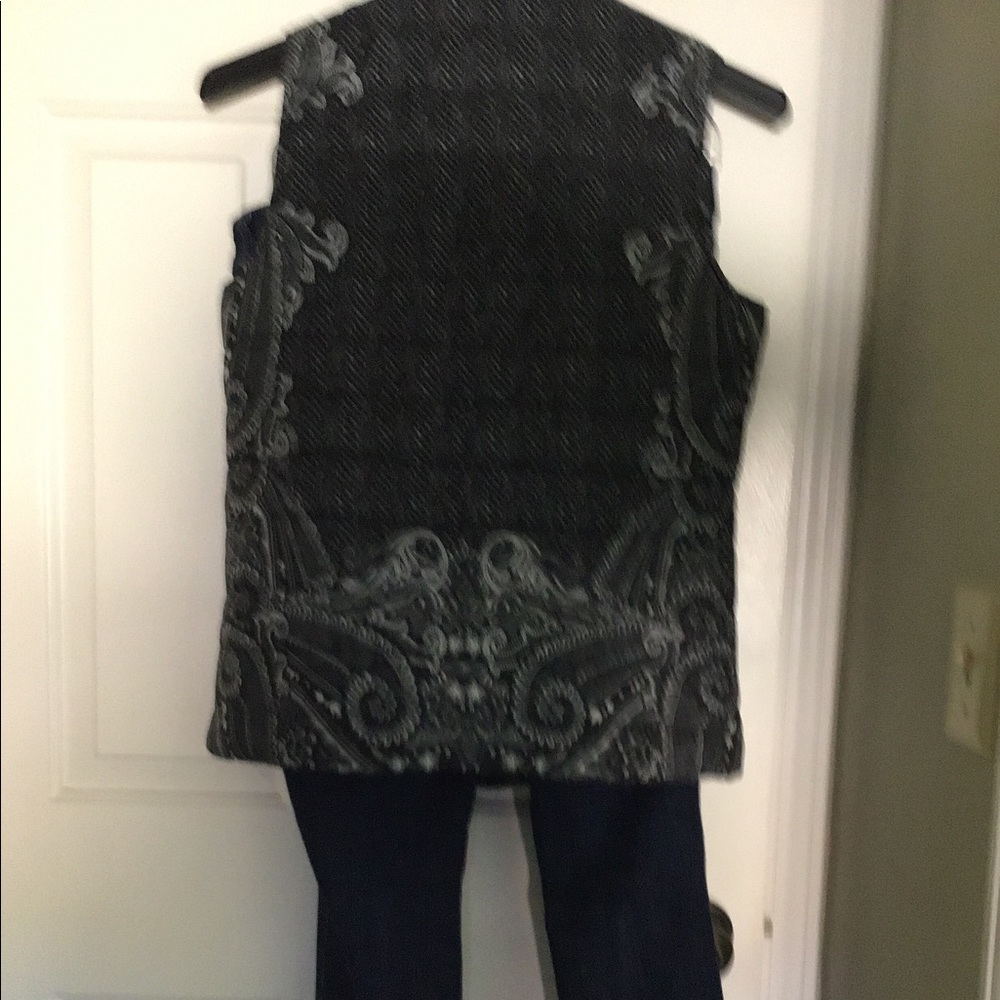 Beautiful comfie vest.